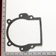 Kurbelwellengehäusedichtung neben einem Lineal zur Größenmessung. Die Dichtung wird von der Seite gezeigt.