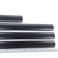 Gummieinlage für Tischplatte, vier Stücke in verschiedenen Größen, gemessen an einem Lineal.