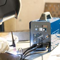 Das 3in1 Kombi-Schweißgerät WSE4000-CUT von Scheppach bietet MMA-, TIG- und CUT-Funktionen. Es unterstützt Schweißströme von 20-160A und kann bis zu 12mm mit dem Plasmaschneider schneiden.