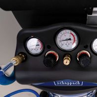 Scheppach Kompressor mit drei Druckanzeigen und zwei Kupplungen. Frontansicht des Geräts.