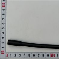 Ein schwarzer Benzinschlauch mit einem Durchmesser von 11 mm außen und 7 mm innen, 300 mm lang, liegt auf einer Messskala. Der Schlauch wird von links nach rechts gezeigt.