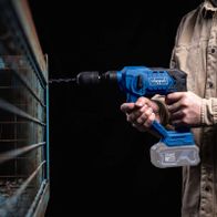 Scheppach Akku-Bohrhammer mit LED-Anzeige und Akku, Handgriff mit integrierter Akulade, während der Betrieb gezeigt wird.