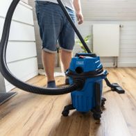 Vakuumgerät mit flexibler Schlauchverbindung und Rollenfuß für präzise Bodenreinigung