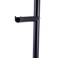 Ein schwarzer Metallständer mit einem horizontalen Arm und einer Halterung. Der Ständer hat eine Gewindeverbindung am unteren Ende.