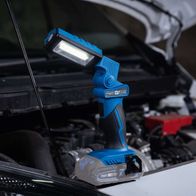 Die Akku-Arbeitsleuchte C-WL20-X von Scheppach ist 270° drehbar und 180° schwenkbar und bietet bis zu 300 Lumen Lichtstrom. Sie wird ohne Akku und Ladegerät geliefert.
