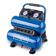 Der Scheppach Kompressor HC10-Twin ist ölfrei, wartungsarm und kompakt. Er hat einen 7,5-Liter-Kessel und einen Druck von 8 bar. Die Anzeigen zeigen Tankdruck und Arbeitsdruck an.