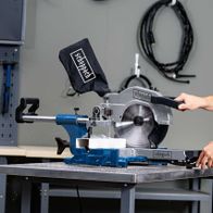 Kappzugsäge HM110MP von Scheppach im Einsatz. Ein Mann bedient die Säge in einer Werkstatt.