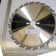 Kreissägeblatt mit 24 Zähnen und mittlerer Bohrung, Durchmesser 7 Zoll, 42 Lochkränze. Das Bild zeigt das Sägeblatt von vorne.