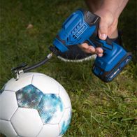 Der Akku-Handkompressor C-AC20-X-Set-S von Scheppach eignet sich zum Aufpumpen eines Fußballs. Der Kompressor ist kabellos und einfach zu bedienen.