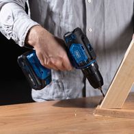 Der Scheppach Akku-Bohrschrauber BC-DD60-X bietet eine 2-Gang-Getriebe für präzises Bohren und Schrauben. Die LED-Anzeige zeigt den Ladezustand an. Der Bohrfutterwechsel ist werkzeuglos möglich.