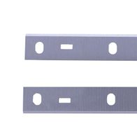 Hobelmesser von Scheppach, zwei Messer mit ovalen und rechteckigen Löchern, von oben betrachtet.