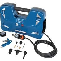 Scheppach Kompressor Aircase mit 12-teiligem Zubehörset. Gezeigt von vorne mit geöffnetem Deckel und Zubehörteilen daneben.