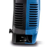 Kompressor Aircase Scheppach von der Seite gezeigt. Der Kompressor hat einen 2-Liter-Tank und eine Ansaugleistung von 180 Litern pro Minute. Er ist ölfrei und tragbar.