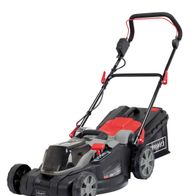 Akku-Rasenmäher MP43-40Li von Scheppach, seitlich von links gezeigt. Der Rasenmäher hat einen 430 mm breiten Schnitt und einen 45-Liter-Sammelbehälter. Er wird ohne Akku und Ladegerät geliefert.