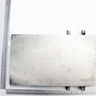 Ein verstellbarer Abricht- oder Fronttisch von Scheppach, aufgenommen von der Seite.