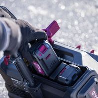 Die Akku-Schneefräse GO-SNF400 gomag verfügt über eine 40V-Lithium-Ionen-Batterie, einen ergonomischen Griff und eine einfache Handhabung. Sie ist ideal für die Schneeräumung im Garten.