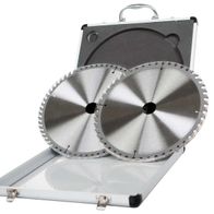 HW Kreissägeblatt-Set (2-teilig) Ø 315 x 30 x 2,8 x 2 / 24 / 48 Z Scheppach. Zwei Kreissägeblätter in einem Aluminiumkoffer. Die Kreissägeblätter sind von oben fotografiert worden.