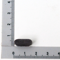 Ein Passfeder 6x6x16 von Scheppach neben einem Lineal. Die Passfeder liegt auf der 2 cm Marke und ist etwa 1,5 cm lang.