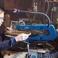 Die Scheppach Dekupiersäge DECO-FLEX bietet eine Schnitthöhe von 50mm und arbeitet mit 125W bei 50Hz und 230-240V. Sie verfügt über eine klare Schutzabdeckung und eine Staubabsaugung für sauberes Arbeiten.