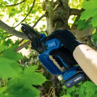 Der Akku Gehölzschneider C-PS100-X von Scheppach hat eine Schnittlänge von 127 mm und eine Schnittgeschwindigkeit von 4,8 m/s. Das Set enthält einen 2Ah 20V Akku und ein 2,4 A Ladegerät.