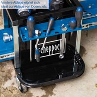 Der Scheppach 2in1 Werkstatthocker TW900 hat eine vordere Ablage, die sich ideal zur Ablage von Dosen und anderen kleinen Gegenständen eignet. Der Hocker verfügt über zwei Schubladen und einen gepolsterten Sitz.