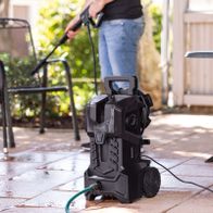Elektro-Hochdruckreiniger mit Quick-Connect-Anschluss, Rollen und Wasserauslass für präzise Reinigung.