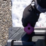 Die Akku-Schneefräse GO-SNF400 gomag hat einen Neigungswinkel von 30 Grad und eine purple Handgriff. Sie ist für den Einsatz auf unebenen Oberflächen geeignet.