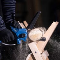 Scheppach Akku-Gehölzschneider mit Schneidwerkzeug beim Schneiden von Holzstämmen