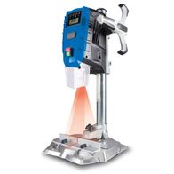 Die Tischbohrmaschine DP55 von Scheppach hat eine digitale Anzeige für präzise Einstellungen, einen großen Arbeitsbereich und eine stabile Basis für sicheres Arbeiten.
