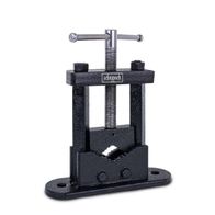 Der Rohrschraubstock SPV50 von Scheppach verfügt über eine spezielle Öffnung für Rohre und eine robuste Bauweise mit Metallschraube für festen Halt. Die schwarze Ausführung sorgt für Langlebigkeit und Stabilität.