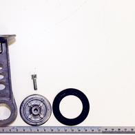 Ein Pleuel mit Schraube und Unterlegscheibe. Das Bauteil ist von der Seite zu sehen.