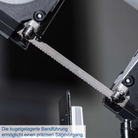 Die kugelgelagerte Bandführung ermöglicht einen präzisen Sägevorgang. Die Metallbandsäge MBS1200 von Scheppach bietet 1200W Leistung, 127mm Schnitthöhe, Vario-Speed und ist mit einem Arbeitstisch und LED ausgestattet.