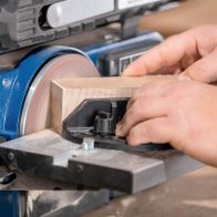 Bandschleifer mit Tellerschleifaufsatz für präzises Schleifen und Glätten von Holzwerkstücken