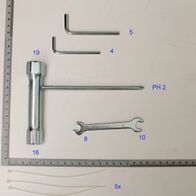 Ein grauer Metallstab mit einem L-förmigen Ende, daneben ein Lineal zur Größenmessung. Teil des Beipackbeutels 5910702019 von Scheppach.
