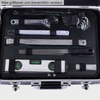 Werkzeugkoffer mit griffbereiten und übersichtlich verstauten Werkzeugen. Enthält Schraubenschlüssel, Hammer, Zange, Schraubenzieher und mehr. Ideal für die Werkstatt.