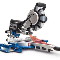 Kappzugsäge HM216SPX von Scheppach, seitliche Ansicht. Die Säge ist mit einem Laser ausgestattet und hat eine Schnittbreite von 340 mm sowie eine Schnitthöhe von 65 mm.