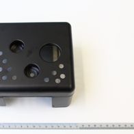 Auspuffschutz mit Montagelöchern und Durchbrüchen für Befestigung und Verbindungselemente