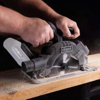 Die Akku-Handkreissäge C-HKS169BE-X von Scheppach verfügt über einen robusten Griff und eine präzise Führungsschiene für präzise Schnitte. Der Motor bietet hohe Leistung und Effizienz.