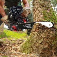 Scheppach-Kettensäge mit Auto-Kettenschmierung und ProCut-Schwert, Detailansicht beim Arbeiten im Wald