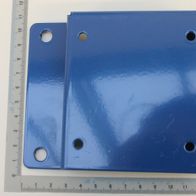 Ein blaues Schalterblech mit drei Löchern, daneben ein Lineal zur Größenveranschaulichung.