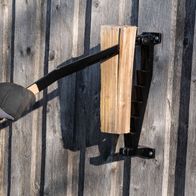Der Holzspalter Compact 8t von Scheppach verfügt über einen robusten Holzgriff und eine stabile Metallkonstruktion für zuverlässigen Betrieb. Der Griff ist ergonomisch geformt für einfachen und sicheren Gebrauch.