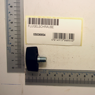 Flügelschraube M8x10 von Scheppach, Artikelnummer 05006654, gezeigt von der Seite mit einem Lineal zur Größenveranschaulichung.