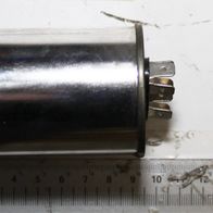 Elektrischer Kondensator (30 µF / 450V) mit Anschlussklemmen und Messskala zur Orientierung