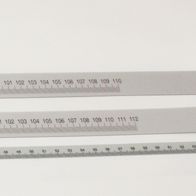 Skala-Verbreiterung (1 Satz = 2 Stück) 52 - 110cm / 54 - 112cm / Lexan 8B35-112. Die Skala ist auf weißem Hintergrund von links nach rechts gezeigt.