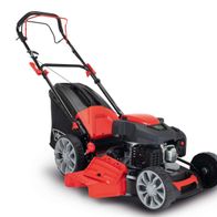 Benzin-Rasenmäher MS225-53 von Scheppach, seitliche Ansicht. Der Rasenmäher hat einen schwarzen Sitz und rote Akzente. Der Rasenmäher hat vier Räder und einen schwarzen Griff mit rotem Griffband.