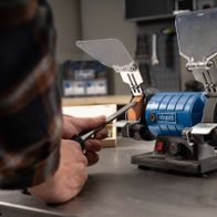 Scheppach-Doppelschleifer mit flexibler Welle und Schleifscheibenhalterung im Einsatz