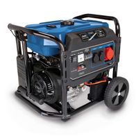 Der Benzin Stromgenerator SG7100x von Scheppach mit AVR-Technologie, 5500W Leistung, E-Start, 2x230V, 1x400V und 1x12V DC-Anschluss. Ausgestattet mit Spannungsmesser, Überlastschutz und Ölmangelwarnung.