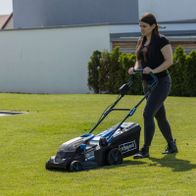 Scheppach Akku-Rasenmäher BC-MP380-X im Einsatz mit Korbaufsatz, zeigt Arbeitsrichtung und Schnittbreite