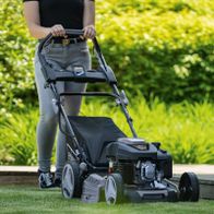 Der Scheppach Rasenmäher mit 210 cm² Motor und 51 cm Schnittbreite. Ausgestattet mit 6-stufiger Schnitthöhenverstellung und 50-Liter-Grassammelbehälter. Ideal für effizientes Mähen und einfache Handhabung.