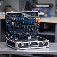Der Werkzeugkoffer TB200 von Scheppach enthält 141 Teile, darunter Schraubendreher, Zangen, Hammer und verschiedene Werkzeuge. Die Werkzeuge sind in einer robusten Aluminiumkiste organisiert.